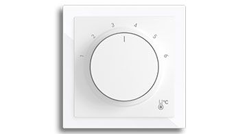 Mehrere Striebel & John Elektroverteilerkästen in verschiedenen Größen und Ausführungen nebeneinander aufgestellt.